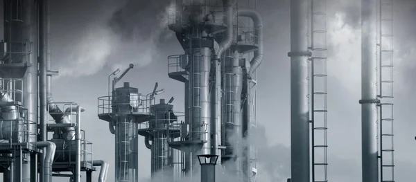 석유와 가스 산업 무거운 구름 아래 — 스톡 사진