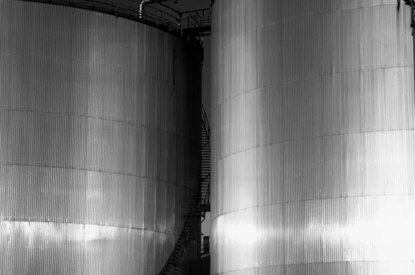 Torres de armazenamento de combustível e refinaria — Fotografia de Stock