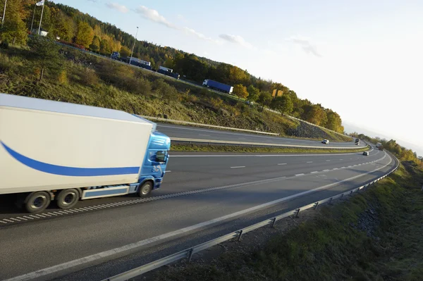 Транспорт грузовиков по автостраде — стоковое фото