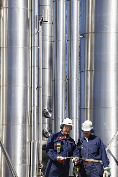 Rafineri işçileri, petrol ve gaz endüstrisi — Stok fotoğraf