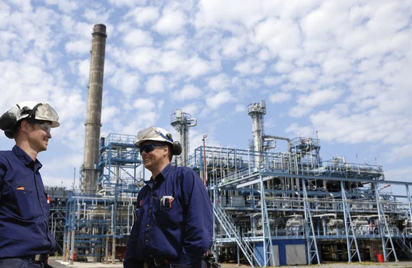 Trabalhadores petrolíferos e instalações químicas — Fotografia de Stock