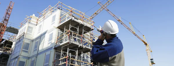 Lugar de construcción. Grúas e ingeniero —  Fotos de Stock