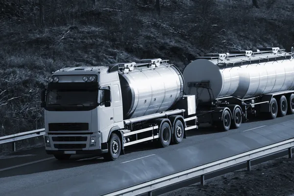Brandstof-vrachtwagen, tanker voor onderweg — Stockfoto