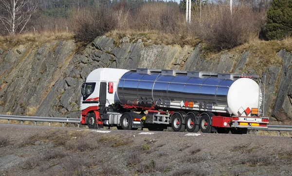 Топливный грузовик, танкер в движении — стоковое фото