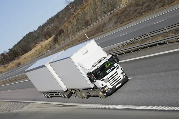 Grande transporte camionagem branco — Fotografia de Stock