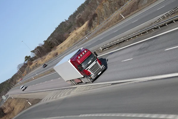 LKW fährt auf Autobahn — Stockfoto