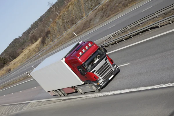 Vrachtwagen vervoer op snelweg — Stockfoto