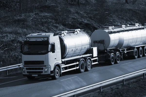 Camión de combustible, petrolero en movimiento — Foto de Stock