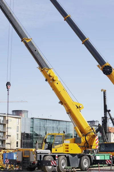 Guindastes de construção móveis — Fotografia de Stock