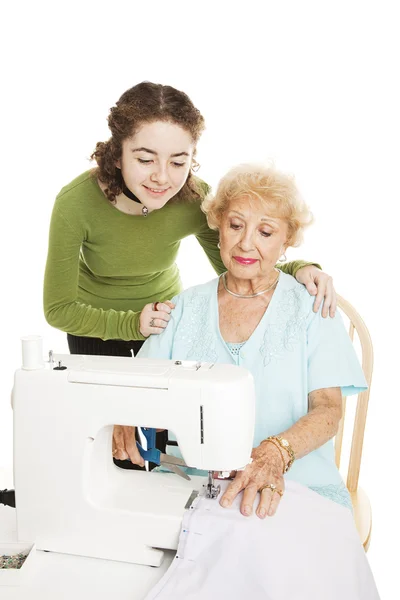 祖母から縫うことを学ぶ — ストック写真