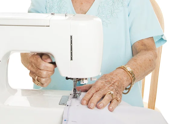 Mãos seniores - Costura — Fotografia de Stock