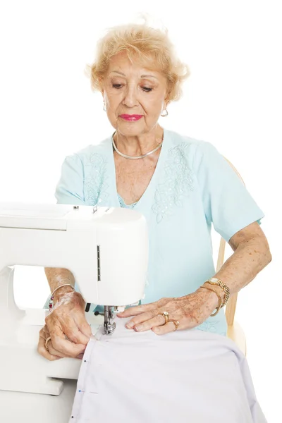 Mulher idosa costura — Fotografia de Stock
