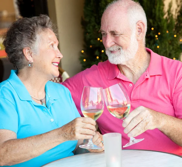 Photo de stock de Couple âgé buvant du vin — Photo