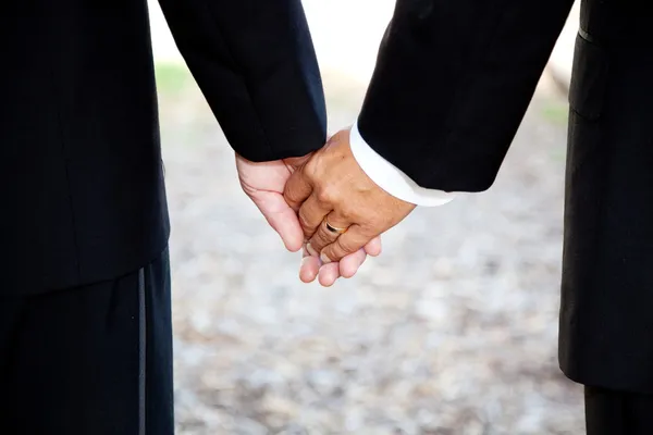 Małżeństw homoseksualnych - trzymając ręce zbliżenie — Zdjęcie stockowe