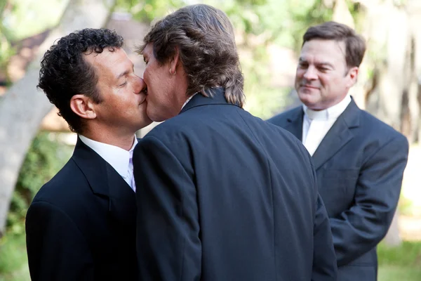Eşcinsel evlilik - damat öp — Stok fotoğraf