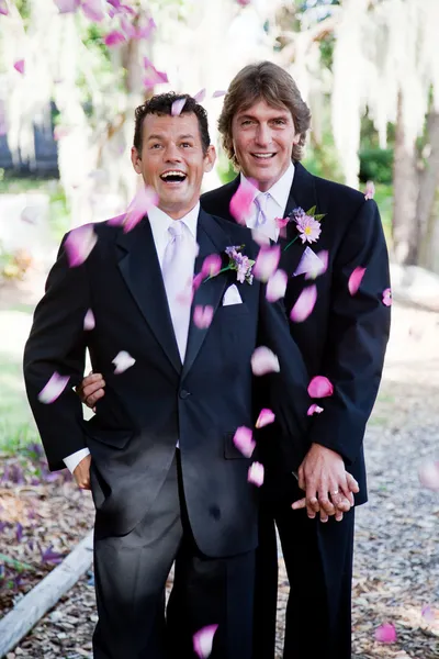 Homo-huwelijk - douches van bloemblaadjes — Stockfoto