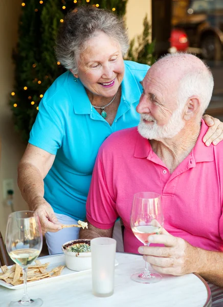 Äldre par äta ute — Stockfoto