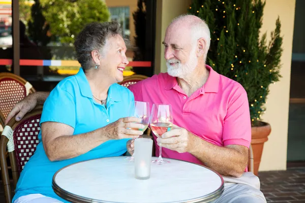 Anziani su appuntamento romantico — Foto Stock