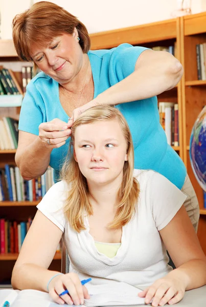 Fixando o cabelo da filha — Fotografia de Stock