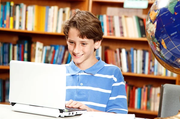 男孩在学校使用计算机 — 图库照片
