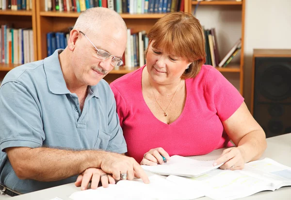 Educação de adultos casal — Fotografia de Stock