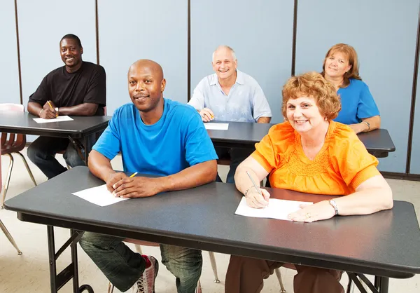 Boldog Felnőtt oktatás sokszínű osztály — Stock Fotó