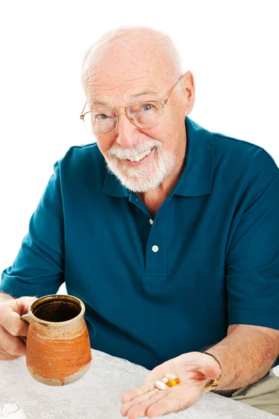 Senior man neemt supplementen — Stockfoto
