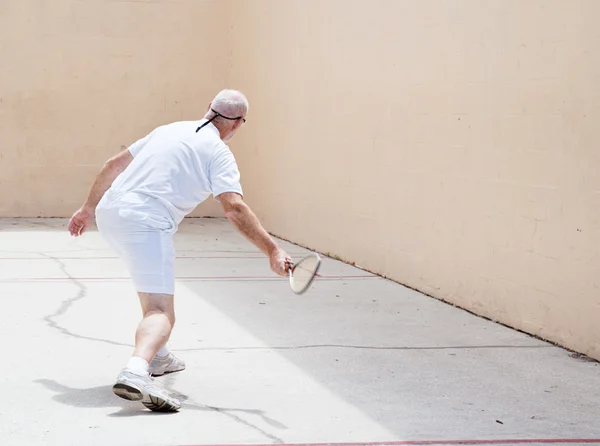 Hombre mayor en pista de raquetbol — Foto de Stock