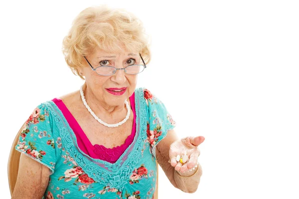 Femme âgée déteste prendre des pilules — Photo