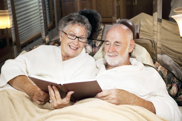 Olvasó lefekvés előtt együtt — Stock Fotó