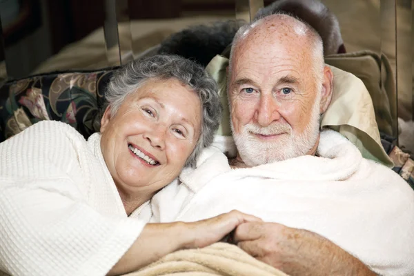 Старшая пара в постели — стоковое фото