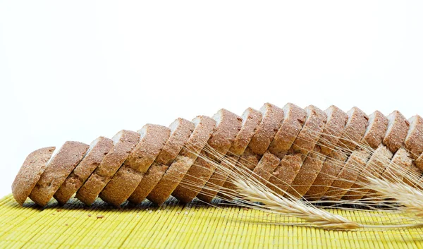 Färskt bröd på en bambu servett. — Stockfoto