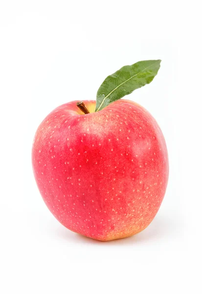 Comida saludable. Manzana roja fresca con hoja verde sobre un fondo blanco —  Fotos de Stock