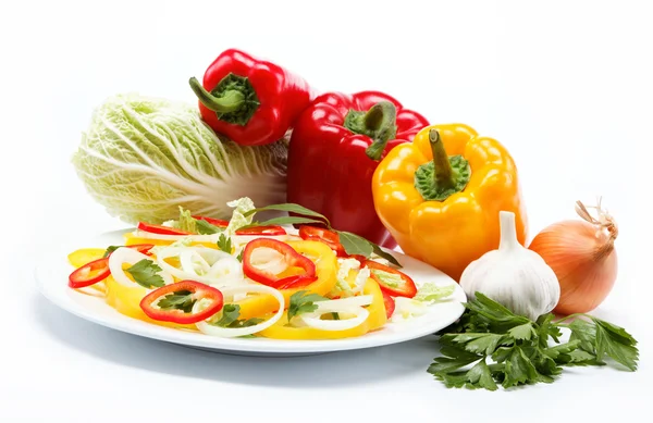 健康食品。新鮮な野菜と白い背景の上のサラダ. — ストック写真