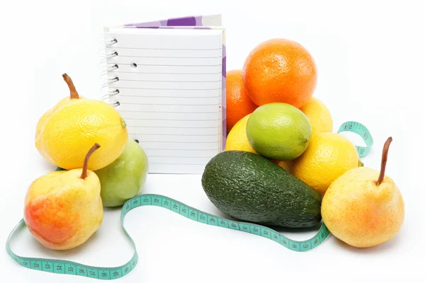 Prodotti naturali. Dieta. Frutta fresca su fondo bianco . — Foto Stock