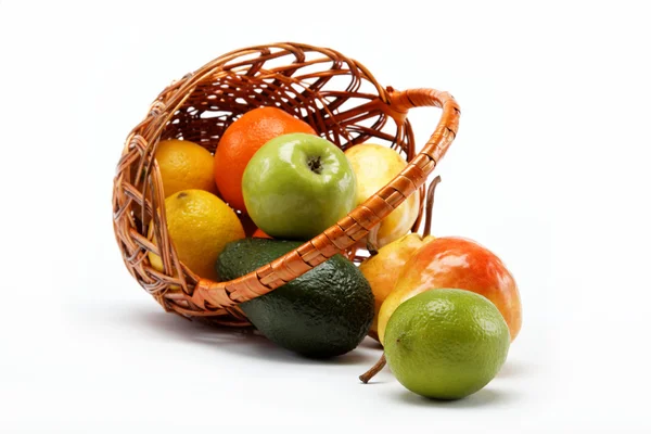 Fruits dans le panier isolés sur un fond blanc . — Photo