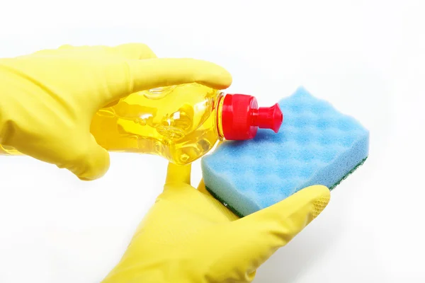 Hände in Gummihandschuhen mit einer Flasche Spülmittel und Schwamm — Stockfoto