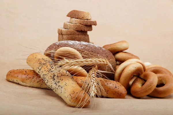 Pan fresco aislado sobre un fondo marrón claro . —  Fotos de Stock