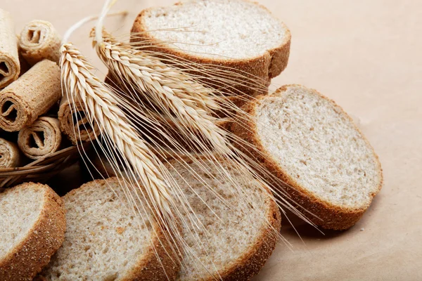 Vers brood geïsoleerd op een lichtbruine achtergrond. — Stockfoto