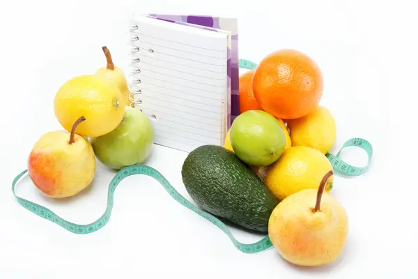 Prodotti naturali. Dieta. Frutta fresca su fondo bianco . — Foto Stock