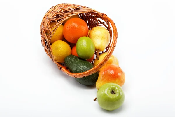 Früchte im Korb isoliert auf weißem Hintergrund. — Stockfoto