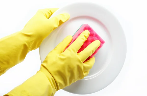 Τα χέρια με λαστιχένια γάντια μπορεί να σφουγγάρι το πιάτο σε ένα λευκό αμουδερές — Φωτογραφία Αρχείου