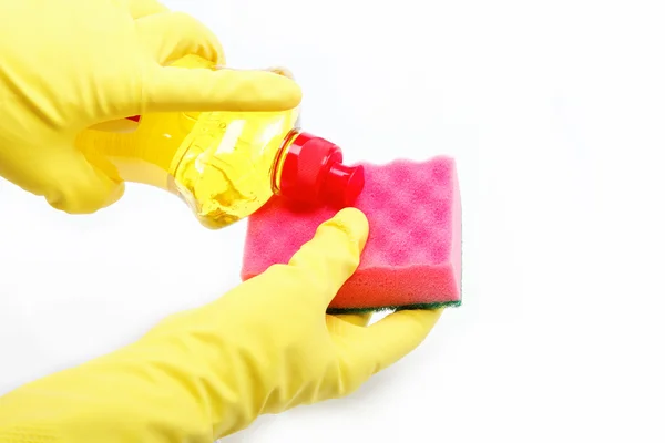 Mãos em luvas de borracha com uma garrafa de detergente e esponja — Fotografia de Stock