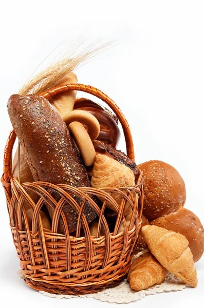 Свежий хлеб в корзине полностью изолирован . — стоковое фото