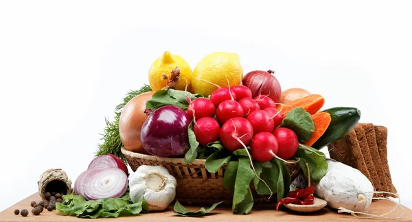 Comida saudável. Legumes e frutas frescas em um fundo branco . — Fotografia de Stock