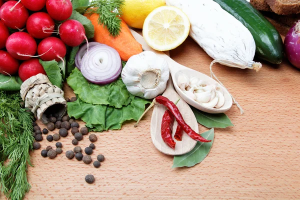 Здорова їжа. Свіжі овочі та фрукти на білому тлі . — стокове фото
