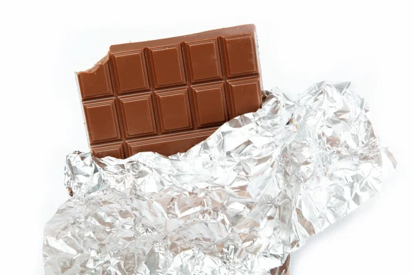 Barra de chocolate em folha isolada no fundo branco — Fotografia de Stock