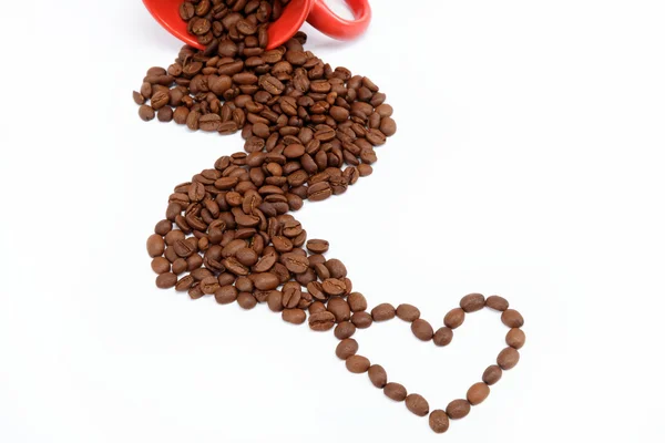 Hjärtat av kaffebönor från en välte cup. — Stockfoto