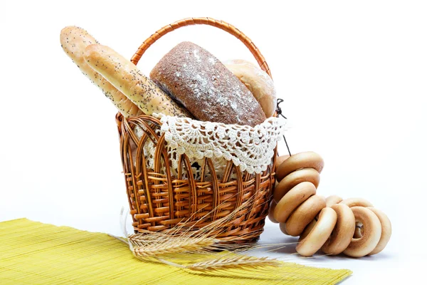 Färskt bröd i korg helt isolerade. — Stockfoto