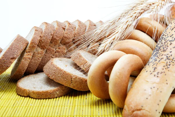 Pão fresco em um guardanapo de bambu . — Fotografia de Stock